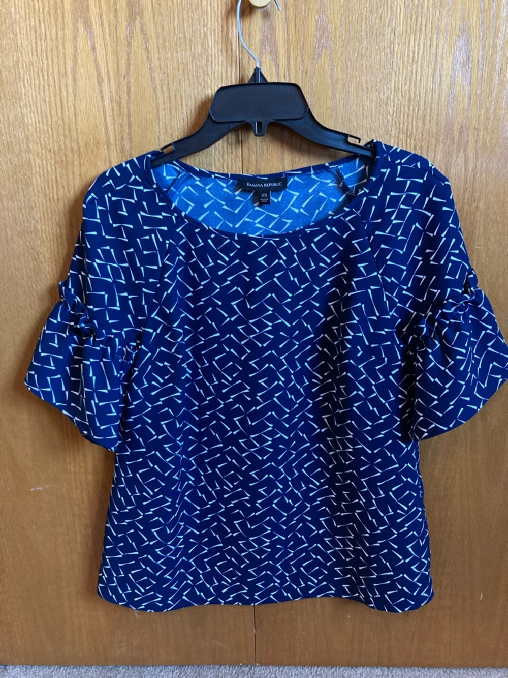 Banana Republic Navy and White Geometric Ruffle Sleeve Blouse - size XS